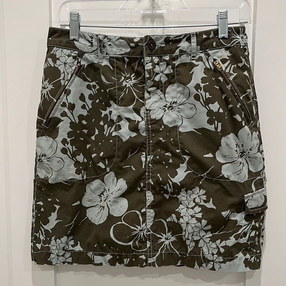 FREE w/2 item bundle purchase 
Eddie Bauer floral print skirt